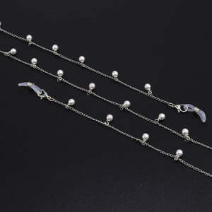 Chaîne de lunettes faite main en métal argenté avec perles blanches et boucles en silicone
