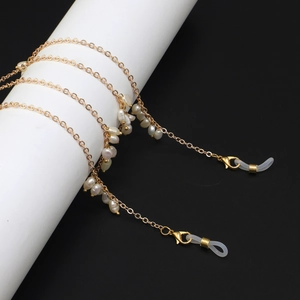 Chaîne de lunettes dorée avec perles d'eau douce irrégulières et fermoirs homard