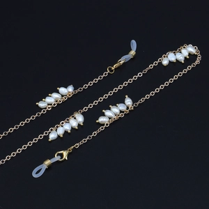 Chaîne de lunettes dorée élégante avec perles d'eau douce et boucles en silicone blanc