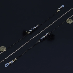 Détails de chaîne de lunettes de luxe avec pompons noirs et cristaux violets sur métal