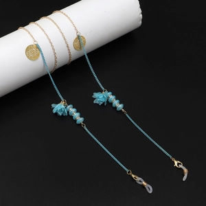 Détail de perles de fleurs en verre coloré et chaîne dorée pour cordon à lunettes