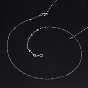 Chaîne de lunettes argentée en métal avec trèfles évidés et boucles en silicone souple