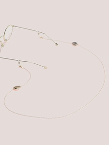 Détail d'une chaîne de lunettes dorée avec coquillages élégants et boucles antidérapantes