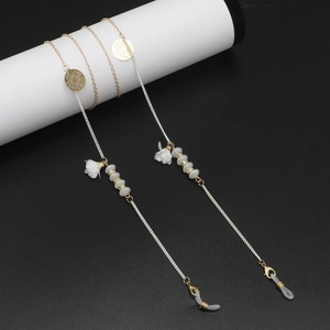 Détail de la chaîne de lunettes avec perles fleurs, fermoir doré et boucles silicone