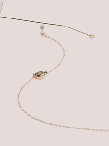 Gros plan détaillé d'une chaîne à lunettes dorée avec pendentif coquille et attaches