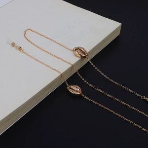 Chaîne de lunettes dorée minimaliste avec pendentifs coquillages et boucles antidérapantes