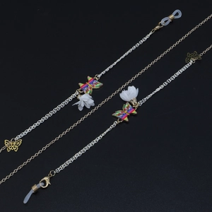 Détails des pendentifs papillons colorés en émail et pompons pour chaînes de lunettes