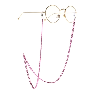 Occhiali rotondi oro minimalisti con una catenella decorativa in metallo rosa rosa