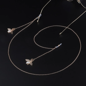 Catenina per occhiali dorata con ciondoli ape in perla e anelli antiscivolo in silicone