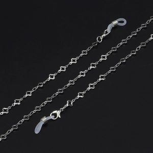 Chaîne à lunettes en métal argenté avec trèfles à quatre feuilles et boucles en silicone blanc