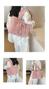 Détail du sac cabas rose en peluche avec fausse fourrure et nœud chinois décoratif