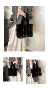 Détail d'un grand sac cabas noir en fausse fourrure avec texture peluche et cordon