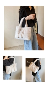 Détail du sac cabas en fausse fourrure blanc cassé avec cordons et embouts argentés