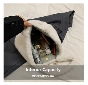 Vue macro de l'intérieur du sac fourre-tout en peluche blanche avec fermeture magnétique