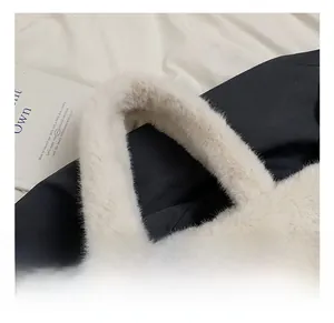 Détail de la poignée en peluche et de la doublure en satin du sac à main blanc doux
