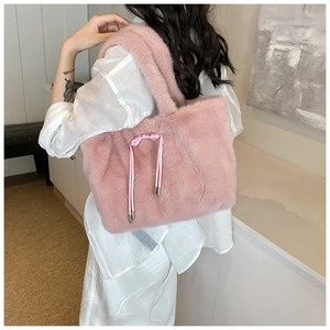 Sac à main en fausse fourrure rose avec cordon en satin porté à l'épaule pour femme