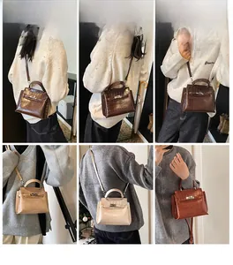 Dettaglio di borse a tracolla retrò trama coccodrillo in marrone e beige con chiusura
