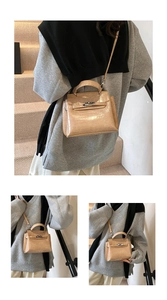 Dettaglio della pelle beige stampa coccodrillo e tracolla regolabile sulla borsa chic