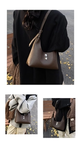 Dettaglio borsa hobo in pelle marrone scuro con chiusura a scatto in metallo argento