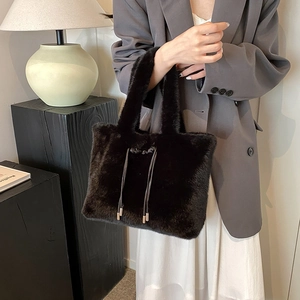 Sac cabas en fourrure noire avec poignées à cordon, idéal pour le trajet quotidien d'hiver