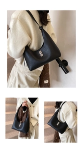 Dettaglio borsa hobo in pelle nera a grana litchi con fibbia argentata e modella