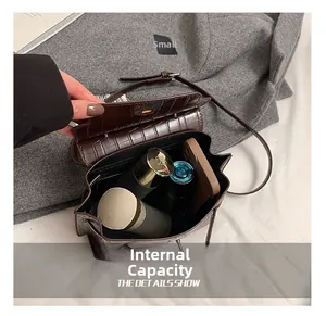 Capienza interna della borsa in pelle coccodrillo marrone con spazio per smartphone