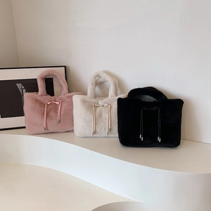 Sacs cabas en peluche rose, blanc et noir avec cordons à nœuds et détails métalliques