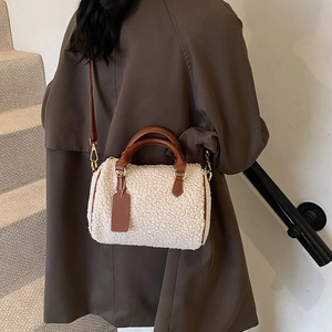 Borsa Boston invernale in pile color crema con manici in pelle marrone da donna