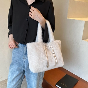 Sac fourre-tout en fausse fourrure blanche avec détail de nœud et doubles poignées
