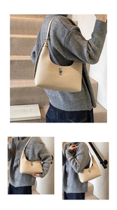 Dettaglio della borsa hobo beige con chiusura girevole argento e pelle martellata