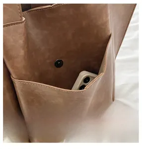 Dettaglio della tasca laterale della grande borsa tote con smartphone per la capacità