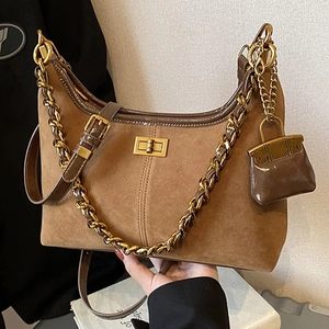 Braune Retro-Wildledertasche mit Goldkette und Schultergurt in minimalistischem Design