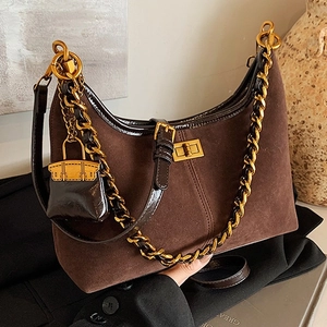 Hobo-Tasche aus braunem Wildleder mit Goldbeschlägen, Kettenriemen und Mini-Anhaenger