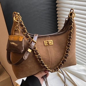 Hobo-Tasche aus Wildleder in Caramel mit goldener Kette und Vintage-Verschluss