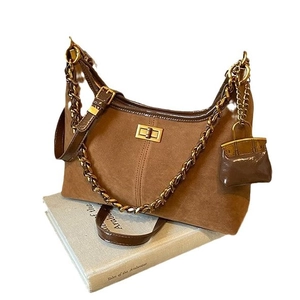 Vintage braune Wildlederbeutel-Tasche mit Goldkette und kleinem Taschenanhänger