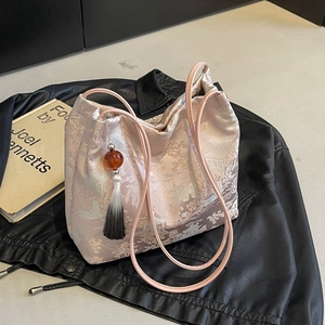Borsa tote rosa in stile cinese con ricami jacquard ed elegante ciondolo con nappa lunga