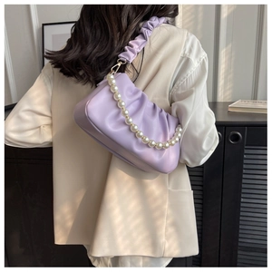Details der fliederfarbenen Falten-Cloud-Bag mit Perlenkette und weichem PU-Leder