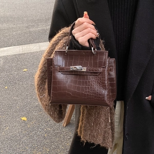 Borsa a spalla marrone scuro con stampa coccodrillo e chiusura a vite in metallo
