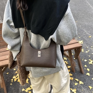 Borsa sottobraccio in pelle marrone con chiusura girevole argento per uso quotidiano