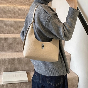 Borsa sottobraccio beige grana litchi con chiusura in metallo e tracolla a nodo