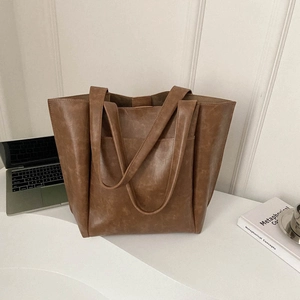 Borsa tote marrone capiente da pendolare con trama in pelle vintage e tasca frontale