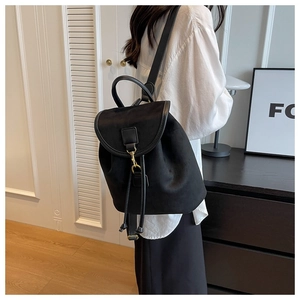 Détail du sac à dos noir mat avec cordon de serrage et boucle dorée élégante
