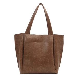 Borsa tote marrone minimalista con finitura opaca e cuciture fini su sfondo bianco