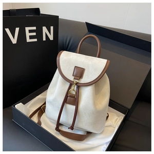 Sac à dos chic en daim crème avec garniture en cuir marron et détails en métal doré