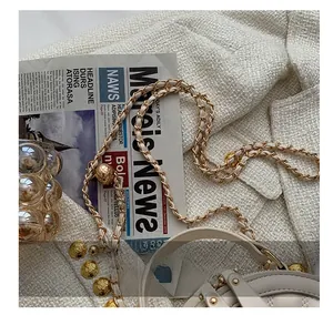 Détail du sac en cuir matelassé avec chaîne dorée et bille de réglage en métal