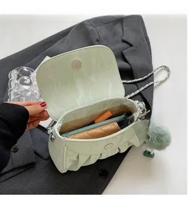 Détail de l'intérieur d'un sac bandoulière plissé vert menthe avec grand espace