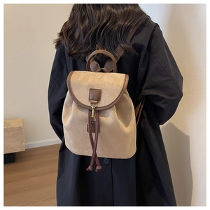 Sac à dos minimaliste en daim kaki avec bordure en cuir marron pour femme style 2025