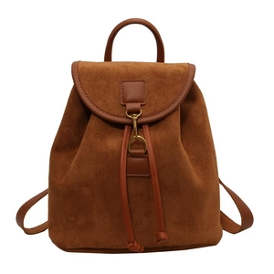 Sac à dos en daim givré marron caramel avec fermeture à cordon et boucle en métal