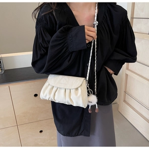 Sac bandoulière blanc plissé avec chaîne argentée et charmant pendentif en peluche