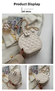 Gros plan détaillé d'un sac rond matelassé blanc crème avec chaîne dorée et anse